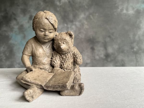 Voorlezen aan mijn teddybeer bronzen sculptuur Sylvie Gaudissart schattig meisje en jongen sculptuur die boeken voorleest aan haar teddybeer Art Yi-galerij Kunstgalerij Brussel