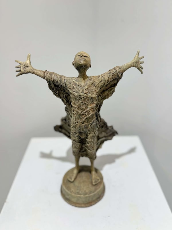 IIXV lieven d'haese sculpture contemporaine en bronze un garçon ouvrant son bras contre le vent pour embrasser une nouvelle aventure sculpture d'enfant sculpture de rêve d'enfance Art Yi galerie d'art à bruxelles