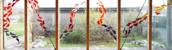 the time of a dance hedendaagse kunst wandinstallatie glaskunst mixed media maison Fabienne Decornet interieur abstracte kunst rode en gouden vissen Art Yi-galerij Kunstgalerij Brussel