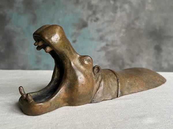 a fleur d'eau Sylvie Gaudissart Sculpture d'hippopotame sylvie debray Gaudissart sculpture animalière contemporaine en bronze un mignon bébé hippopotame jouant avec sa mère hippopotame dans la rivière bruxelles galerie d'art art yi Belgique