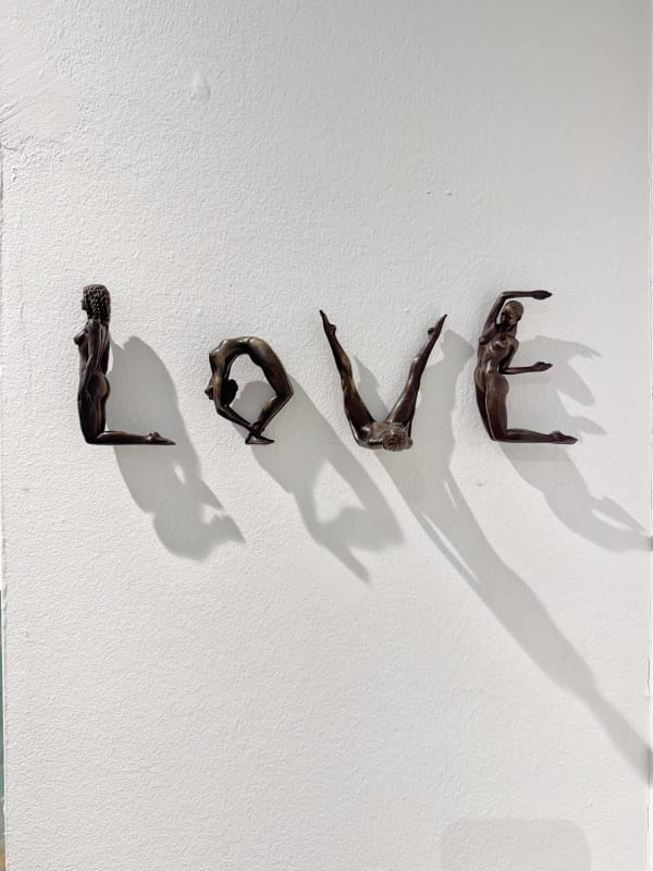 LIEFDESBRIEFsculptuur van Marc de Corte, hedendaags bronzen beeldhouwwerk, gepersonaliseerd gedicht met zin, woordsculptuur in de Art Yi-galerij in Brussel