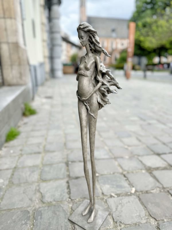 Venus hedwige leroux pregnant woman beautiful young mother contemporary bronze sculpture art Art Yi gallery Brussels art gallery