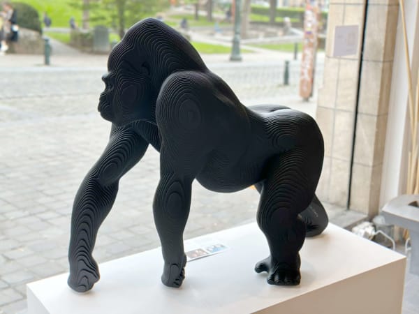 simia noir gorille animal sculpture contemporaine jardin sculpture art métal de Jean-Paul KALA galerie d'art contemporain bruxelles art yi