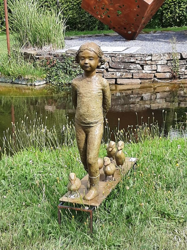 Sylvie Gaudissart canetons enfant sculpture sylvie debray Gaudissart sculpture animalière contemporaine en bronze une jolie fille suivie d'un groupe de jolis canards galerie d'art bruxelles belge art yi
