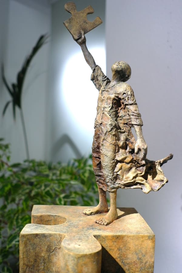 Eureka lieven d'haese hedendaagse bronzen sculptuur een jongen die rent met een puzzel sculptuur kind sculptuur jeugd Art Yi kunstgalerie in brussel