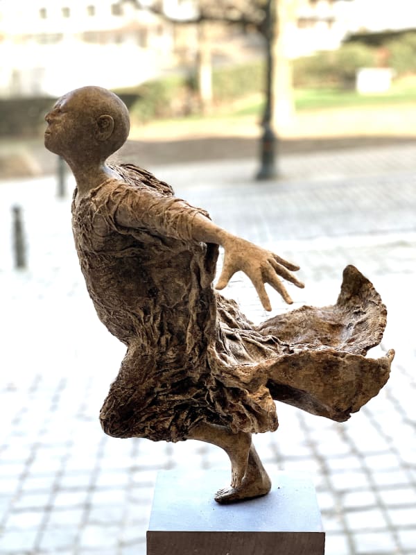 Presque volant lieven d'haese sculpture contemporaine en bronze un garçon ouvrant son bras contre le vent pour voler sculpture d'enfant sculpture volante d'enfance sculpture de jardin design d'art de jardin Art Yi galerie d'art à bruxelles
