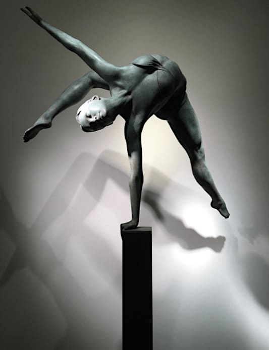 Blancing my Giving-Skulptur Marc de Corte Mädchenskulptur Tanzskulptur Frauenskulptur nackte menschliche Skulptur Gartenskulptur Bronzeskulptur zeitgenössische Skulptur Art Yi-Galerie Brüsseler Kunstgalerie