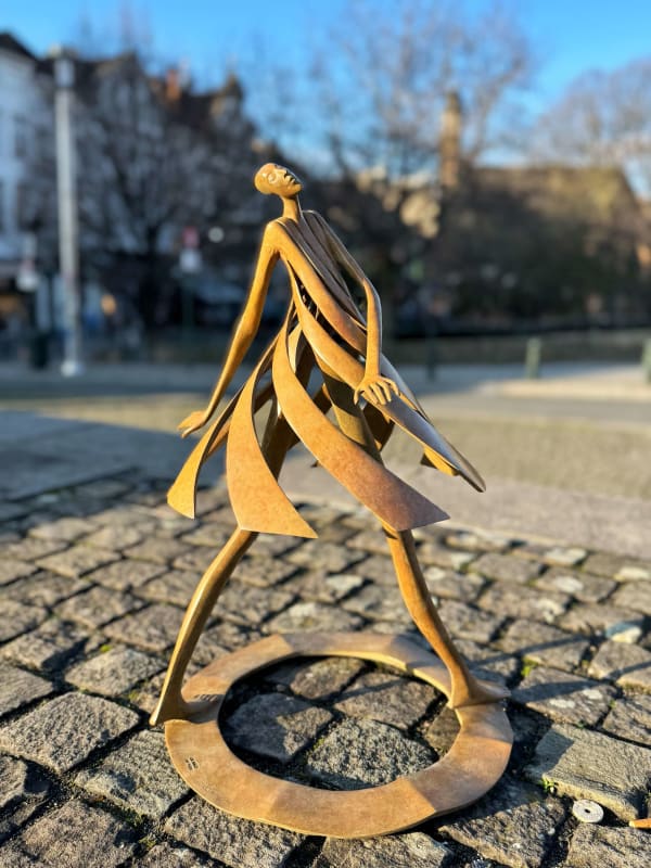 This new small sculpture “Primavera”, representing a spring dancer, is a contemporary abstract figurative bronze sculpture by Miramontes, exhibited at the Art Yi gallery in Brussels.