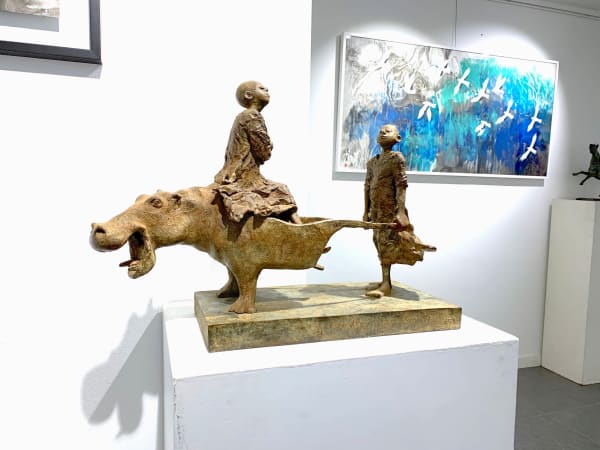 afrika rikja lieven d'haese hedendaags bronzen beeld van twee jongens die spelen met een nijlpaard een nijlpaardbeeldhouwwerk kunst dierbeeldhouwwerk kindbeeldhouwwerk kinderdroom Art Yi kunstgalerie in brussel