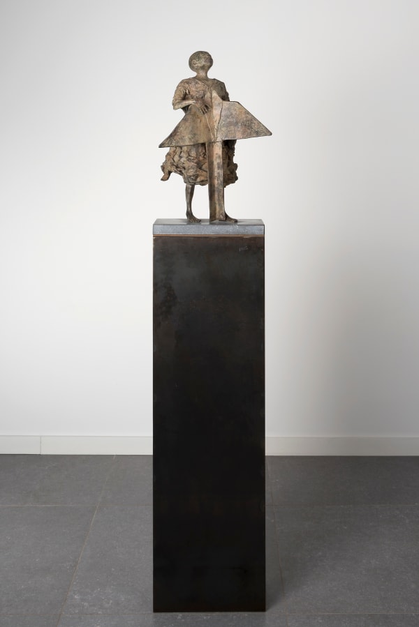 Eureka avec socla lieven d'haese sculpture en bronze contemporaine un garçon debout sculpture jardin sculpture art design de jardin Art Yi enfant sculpture rêve d'enfance galerie d'art à bruxelles