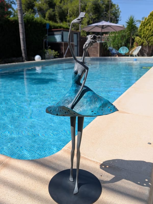 today's mirror hedwige leroux contemporary sculpture art beautiful and fine dressed women bronze sculpture selfie on her smartphone art yi art gallery brussels