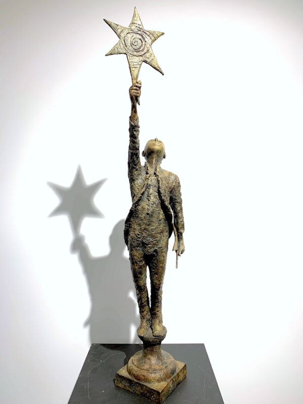 De Sterren Plukken lieven d'haese hedendaagse bronzen sculptuur een jongen die een ster naar de hemel houdt sculptuur Art Yi kind sculptuur kinderdroom kunstgalerie in brussel