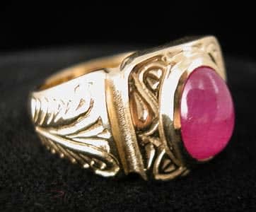 Gold Ring Featuring a Cabochon Ruby