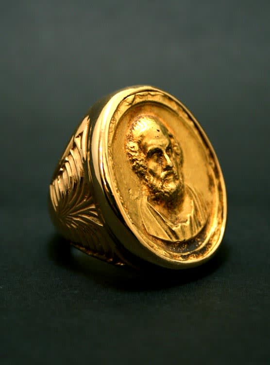 Important Gold Ring Featuring a Cameo of Socrates