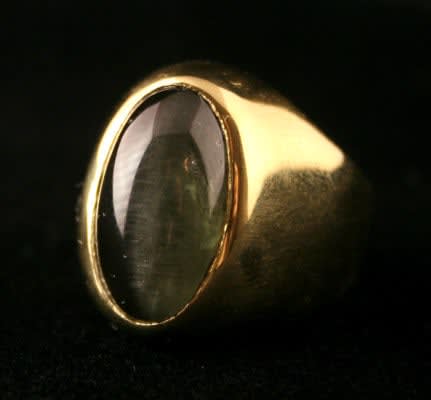 18 Karat Gold Ring Featuring a Green Cat's Eye Tourmaline