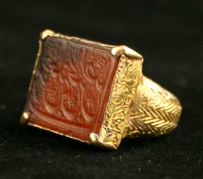 Early Safavid Gold Ring Featuring a Carnelian Seal