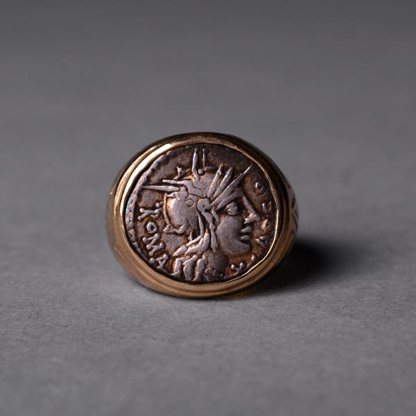 Gold Ring Featuring a Silver Coin of the Roman Republic