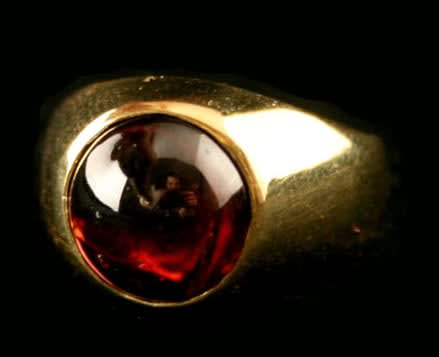 18 Karat Gold Ring Featuring a Cabachon Garnet