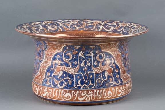 Cache pot with arabesque decorations