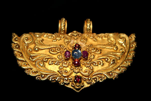 Inlaid Gold Pendant with Rubies and a Sapphire