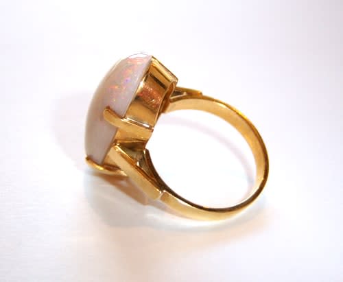 Ring of 18k Gold & 11.75c Opal