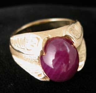 Gold Ring Featuring a Cabochon Ruby