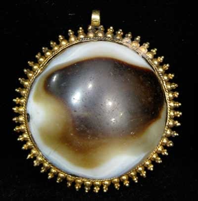 Agate Pendant in Gold Mount