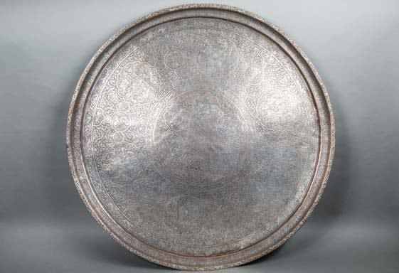 Large circular engraved tray with court scenes among vegetal decoration