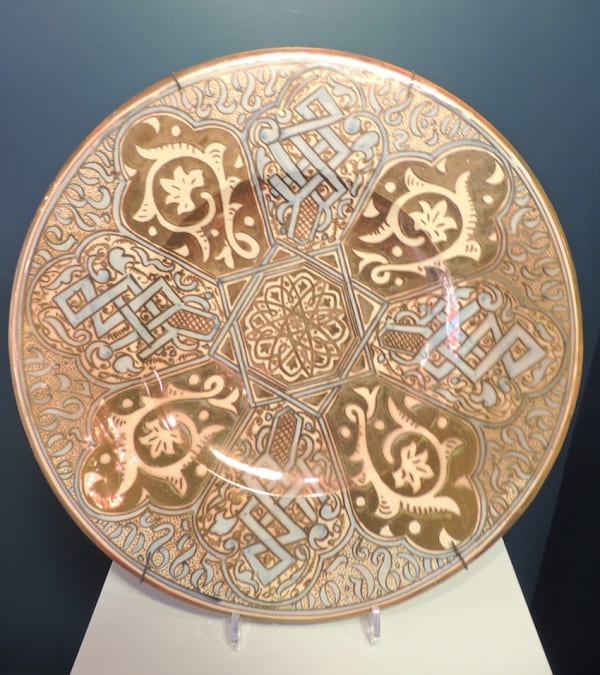 Hispano-Moresque wall charger