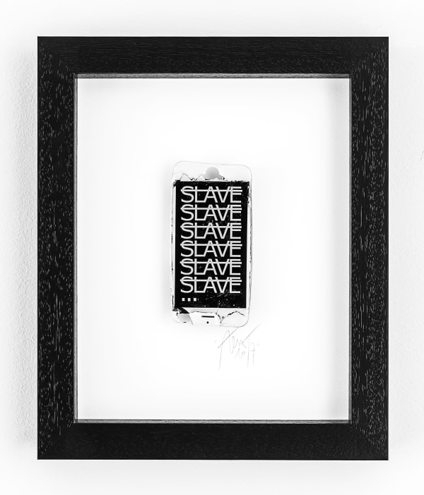 RERO Sans titre (SLAVE SLAVE SLAVE SLAVE...), 2017 IPhone cassé et lettres adhésives sous résine 13 x 6 cm 5 1/8 x 2 3/8 in 34,5 x 28,5 cm encadré