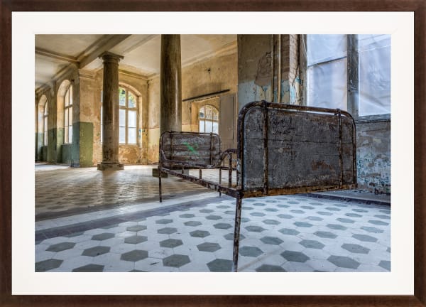 Mario Basner, Balance, Classic Brown Frame, White Liner