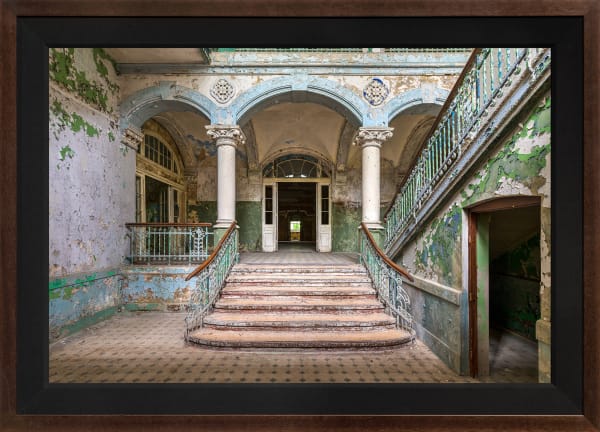 Mario Basner, Entrance, Classic Brown Frame, Black Liner