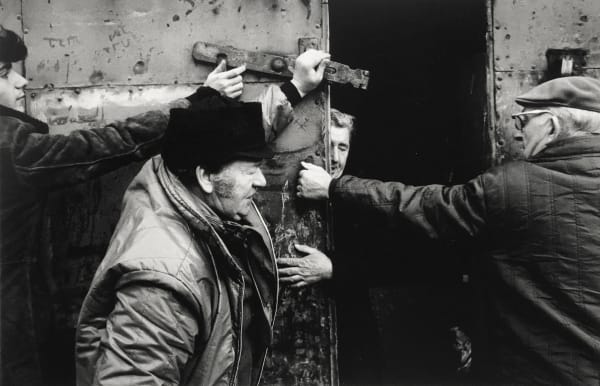 Markéta Luskačová, Photographs from Spitalfields (Men helping Mr Burns to close his warehouse), 1975
