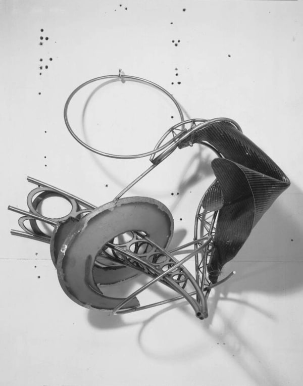 Frank Stella ngebat, 2004 Stainless steel tubing and carbon fiber 28 1/2 x 31 x 22 1/2 inches 72.39 x 78.74 x 57.15 cm