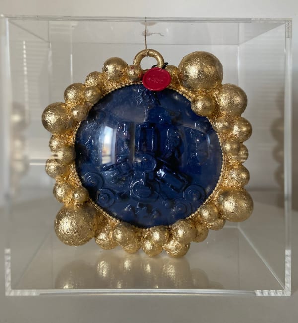 Carina Wagenaar, L Medaillon in Acrylkastje; The key, 2025