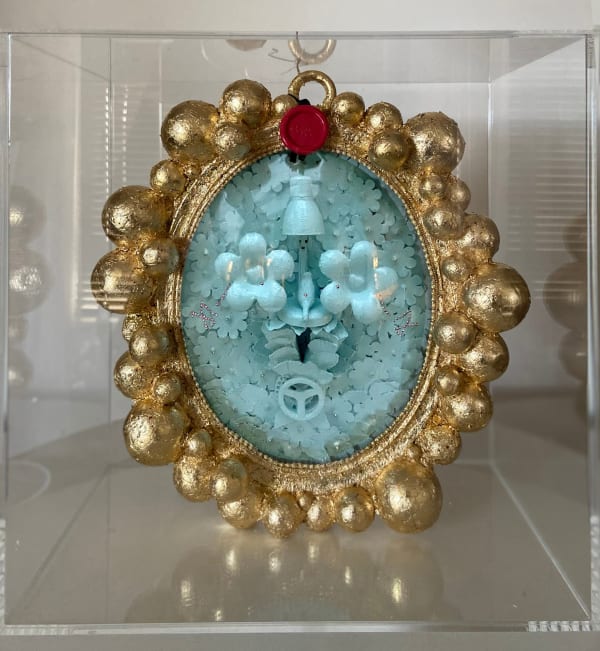 Carina Wagenaar, L Medaillon in Acrylkastje; Growth, 2025