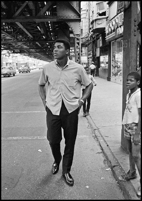 Thomas Hoepker, Ali walking, Chicago, 1966