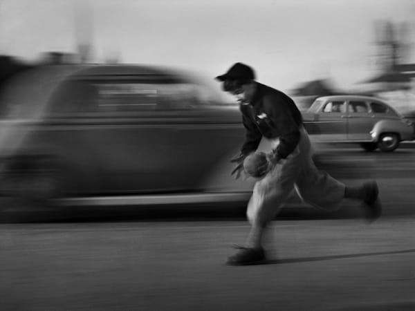 René Groebli, Ball game on Quaibrücke bridge/Ballspiel auf der Quaibrücke (#619), Zürich, 1949
