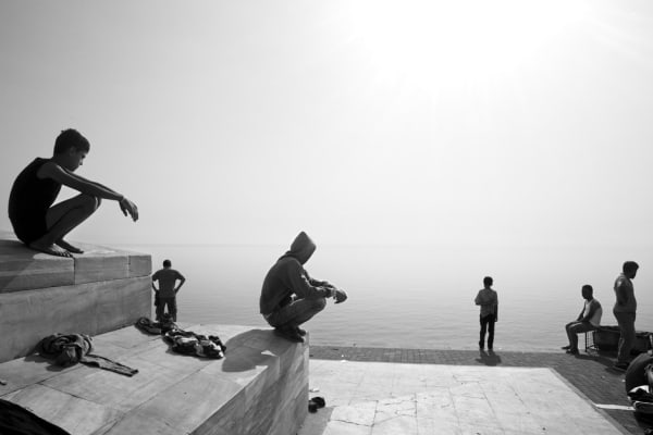 Paolo Pellegrin, Refugees on the coast in Mytilini, Lesbos, Greece, 2015