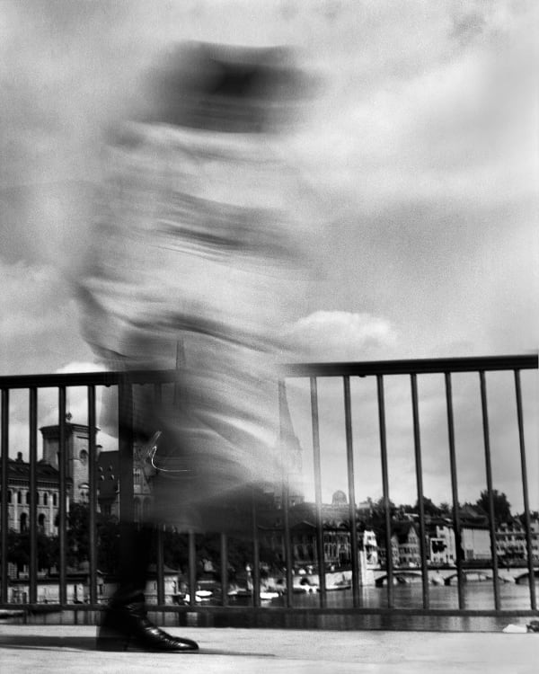 René Groebli, Passant auf Quaibrücke (#611), Zürich, Early Work, Vintage, 1946