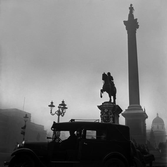 René Groebli, Trafalgar Square + Londoner Taxi, London (#1227), 1949
