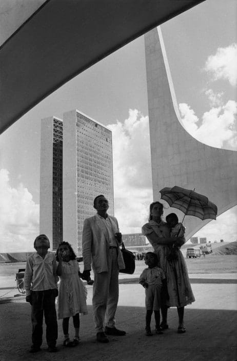 René Burri, Arbeiter zeigt der Familie die neue Hauptstadt am Eröffnungstag, Brasilien, 1960