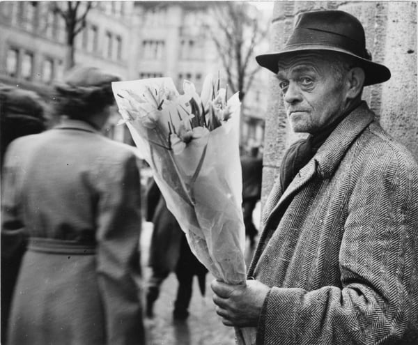 René Groebli, Blumenverkäufer (#378), Zürich, vintage, 1946