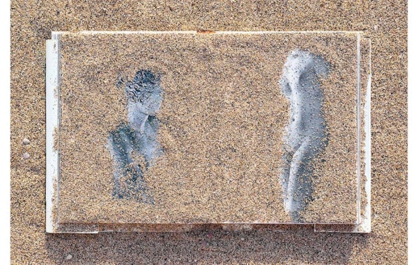 Laurence Aëgerter, Aphrodite de Milo et Aphrodite de Cnide, from the series Louvre Plage - Sables, 2022