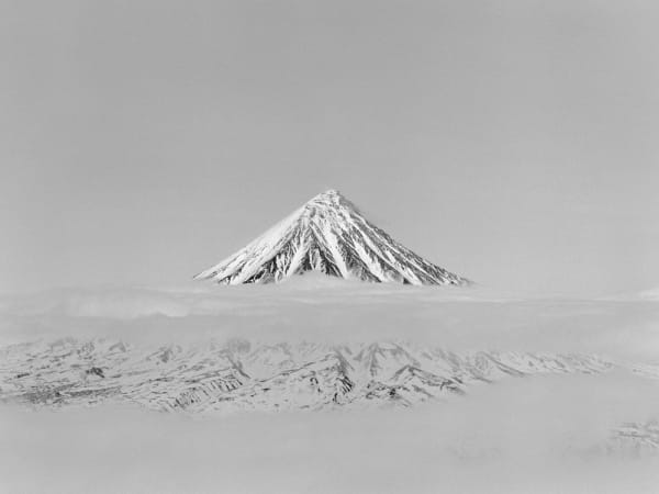 Richard de Tscharner, Vue aérienne du Volcan Kronotsky (3521 m), Kamchatka, Russie, 2008