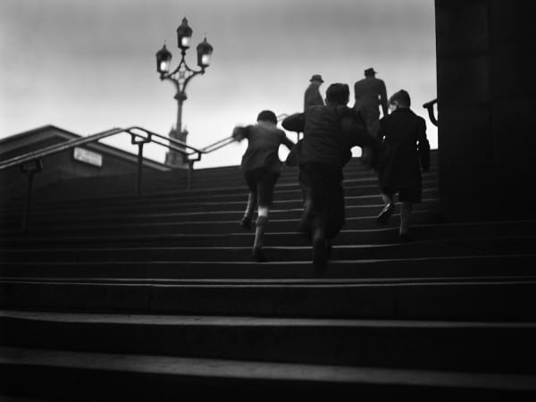 René Groebli, Children on stairs/Kinder auf Treppe (#1226), London, 1949