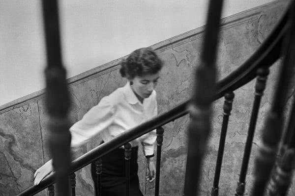 René Groebli, Rita on the staircase/Rita im Treppenhaus (#514), Paris, Das Auge der Liebe, 1952