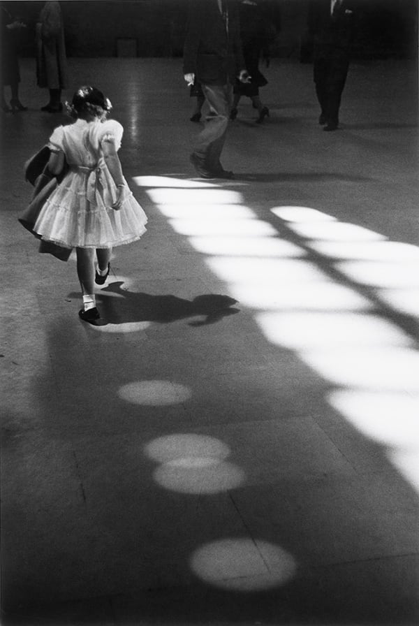 Louis Stettner, Penn Station: Girl Playing in Circles, 1954
