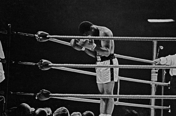 Thomas Hoepker, Ali praying in the ring, London, 1966