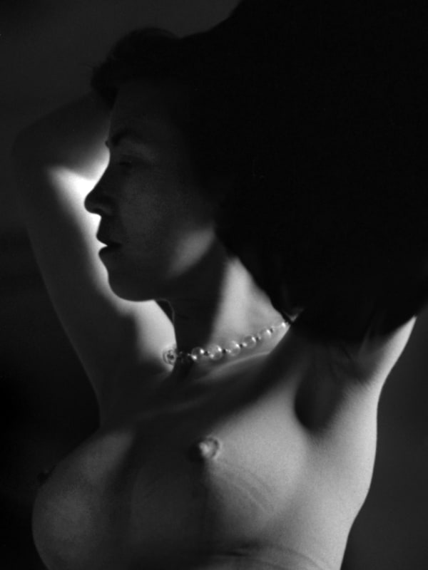 René Groebli, Dark portrait/Dunkles Porträt (#1560), Paris, Das Auge der Liebe, 1952